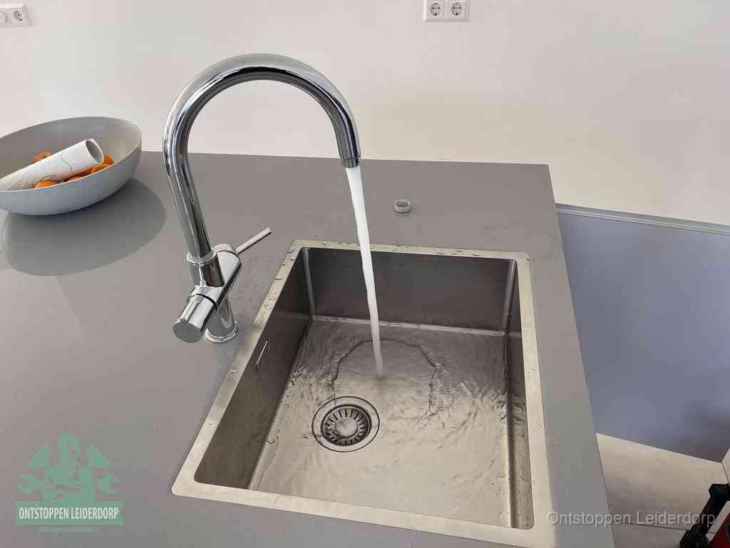 Een vrij doorstromende rvs spoelbak waar het water moeiteloos wegloopt, het resultaat van slim onderhoud dat geld bespaart in Leiderdorp