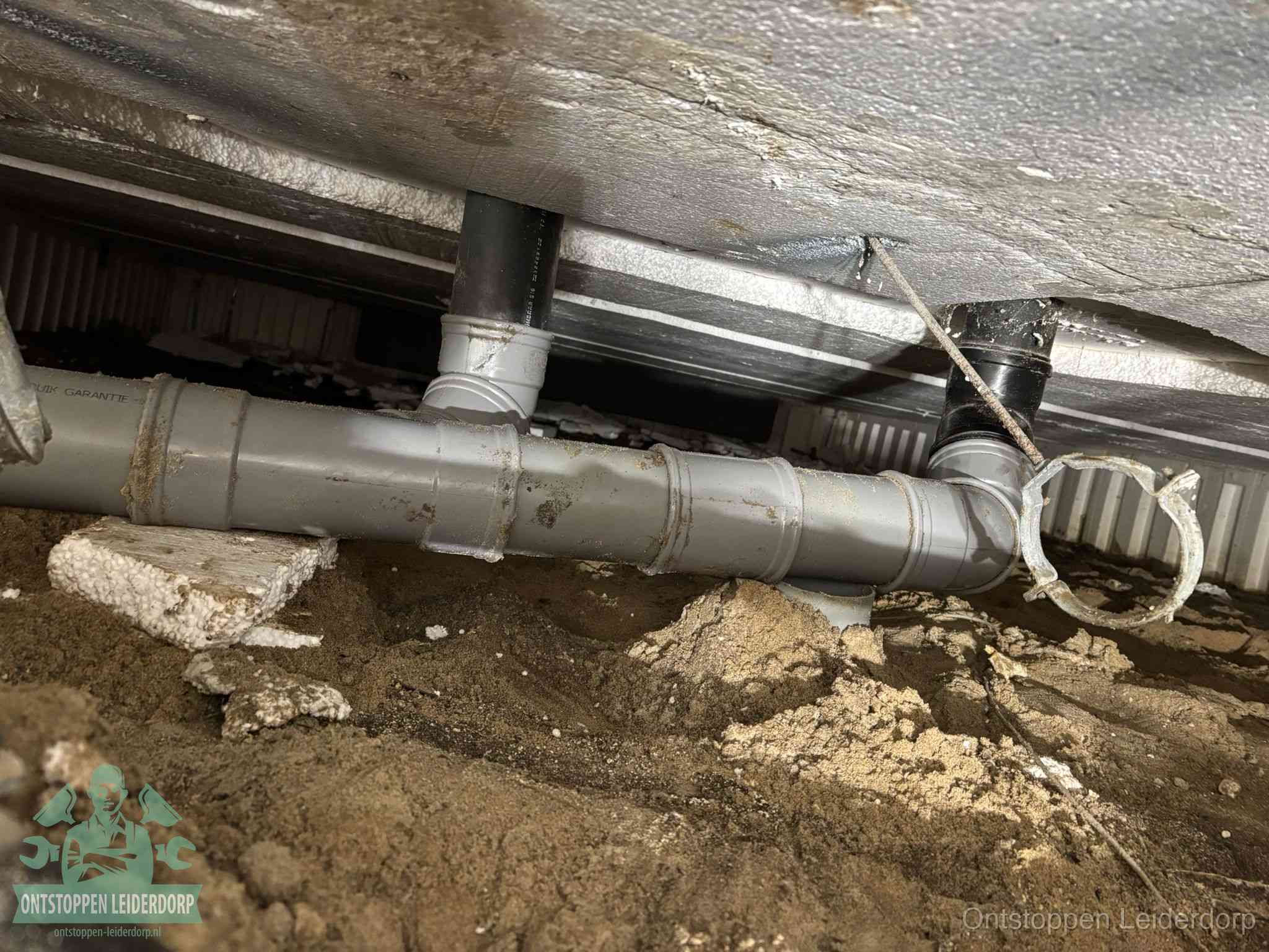 PVC-buizen in de kruipruimte van een gemengd of gescheiden rioolstelsel in Leiderdorp
