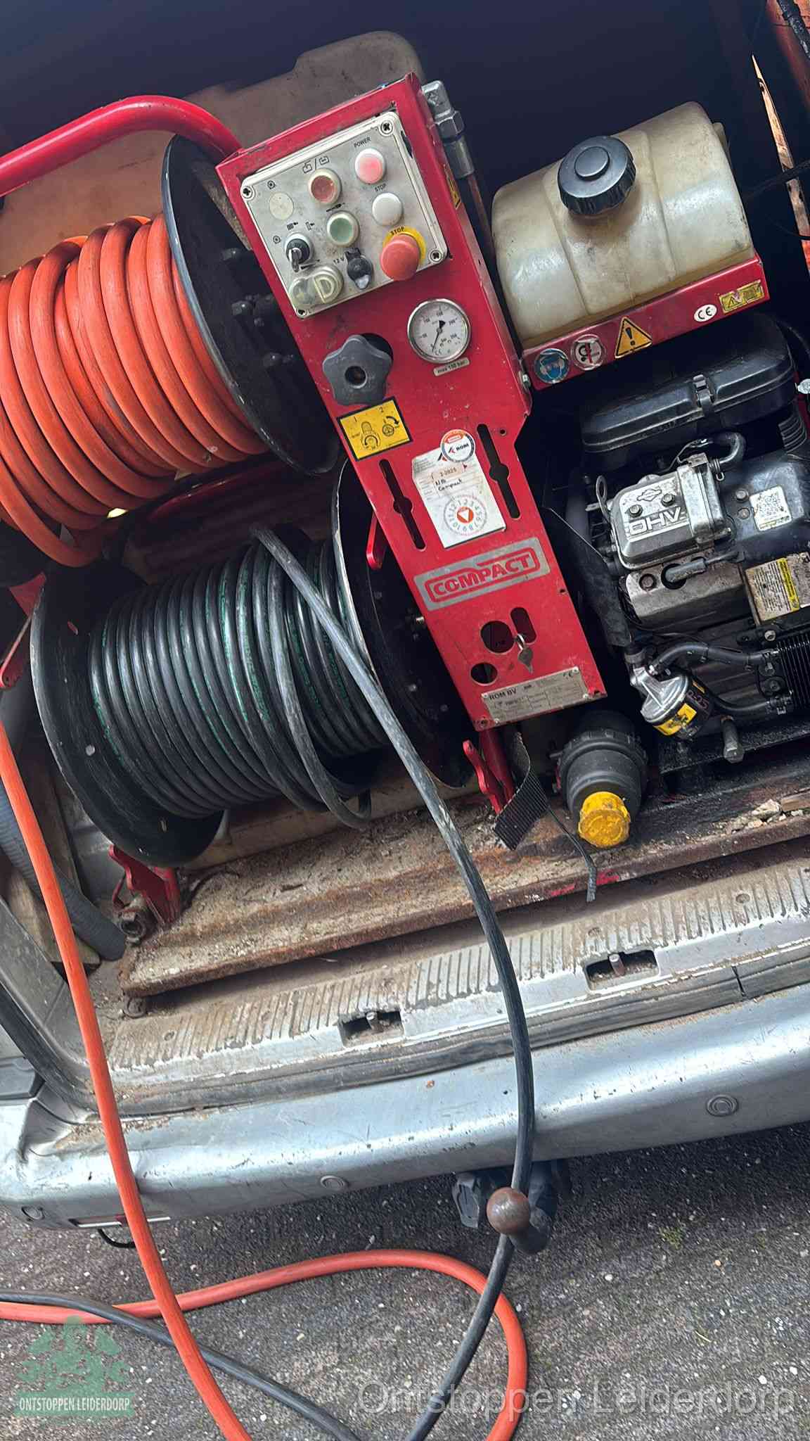 Hogedrukreiniger met slanghaspels in de bus voor het ontstoppen van het riool in Leiderdorp