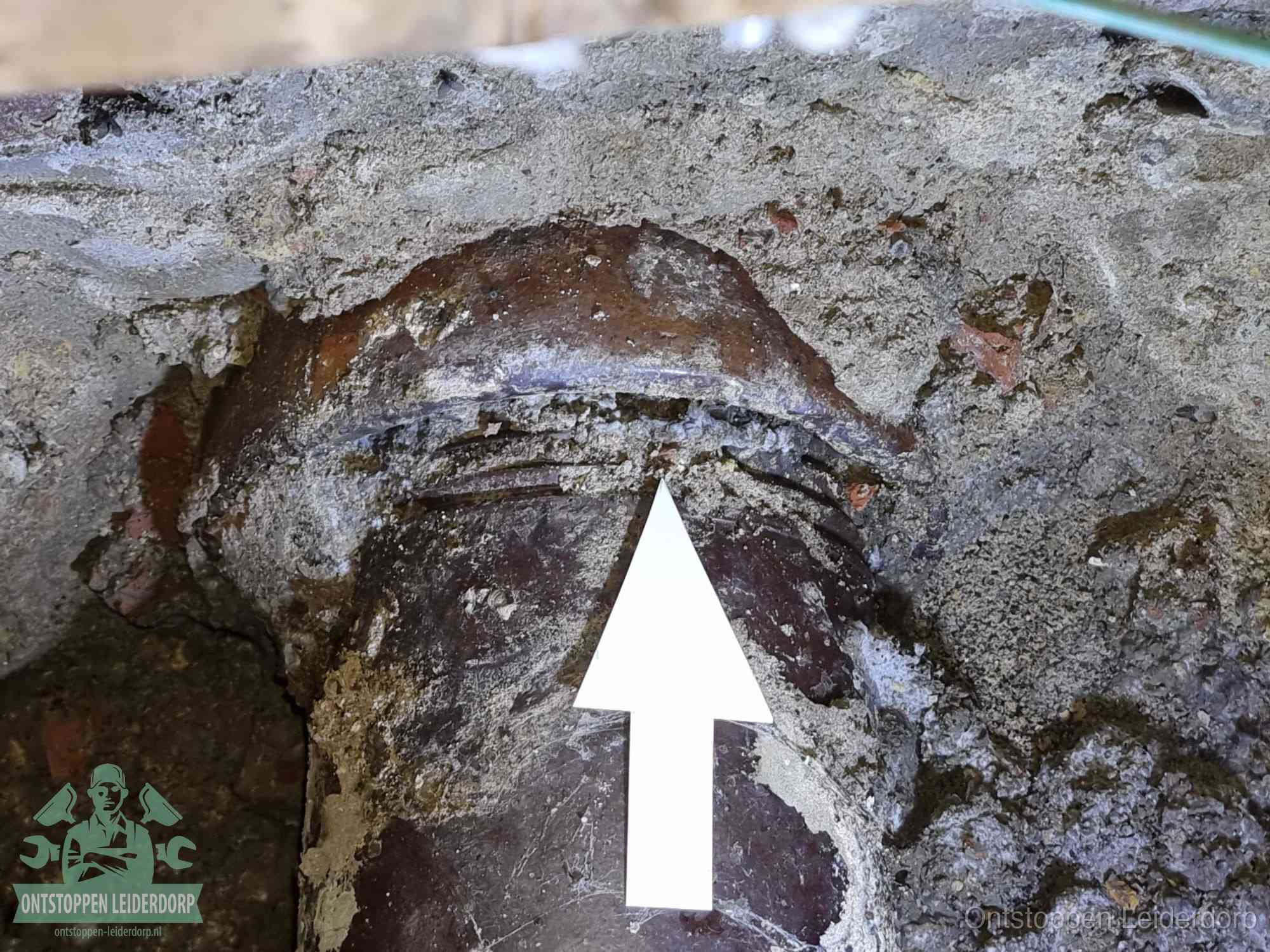 Blootgelegde oude rioolaansluiting met een scheur als oorzaak van een rioolverstopping in Leiderdorp