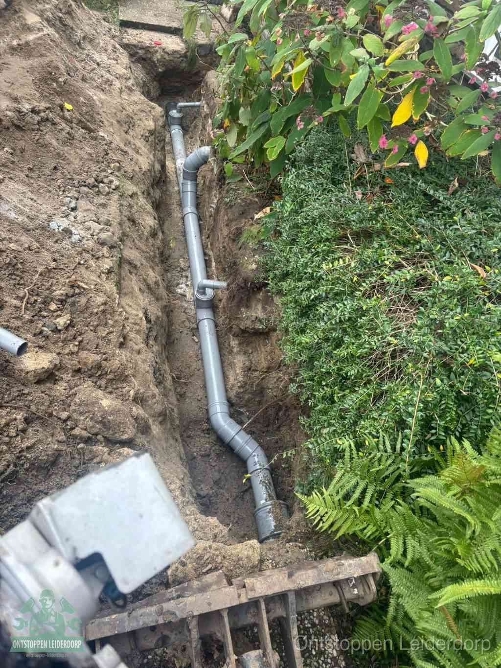 Open sleuf met nieuwe PVC-buizen, riool repareren en vervangen in Leiderdorp