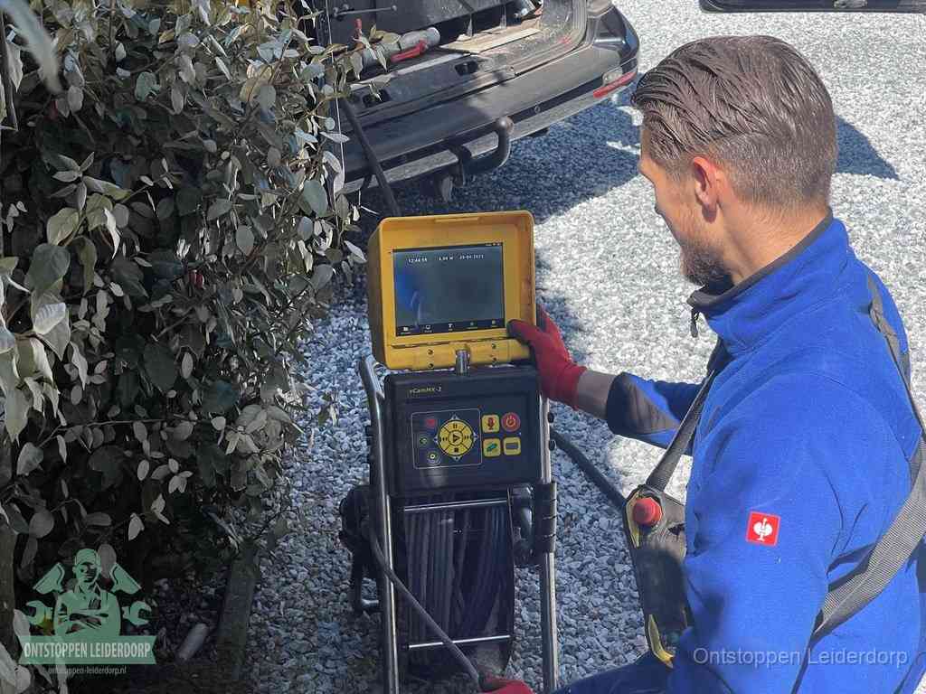 Monteur bedient een rioolinspectiecamera met monitor voor rioolinspectie in Leiderdorp