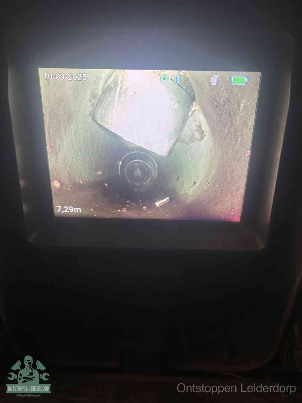 Camerabeeld van een verzakte rioolbuis diep onder de grond, een rioolverzakking in Leiderdorp