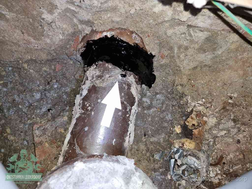 Een oude gres rioolbuis met een beschadigde koppeling onder de vloer, oorzaak van terugkerende structurele wc-problemen in Leiderdorp