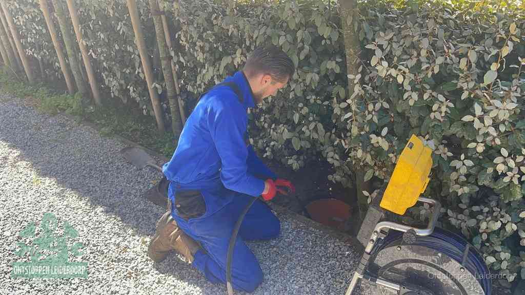 Monteur aan het werk bij een rioolput, de werkwijze voor riool ontstoppen in Leiderdorp